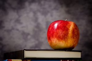 Ein Apfel liegt auf einem Buch - Storytelling und Geschichten warten auf den Leser